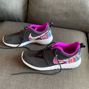 Nike Youth Roshe Sneakers - Size 6Y - Color- Black/Hyper Violet